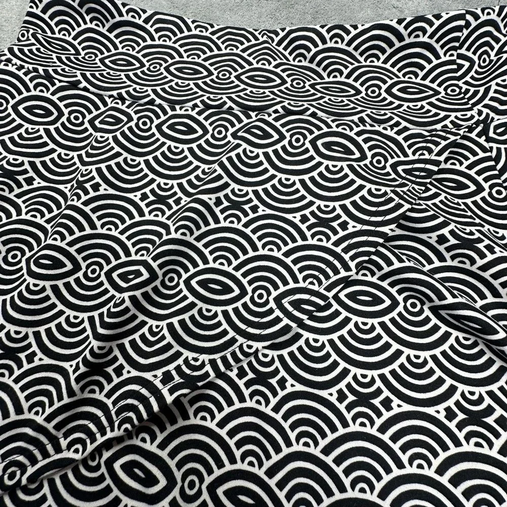 Soybu Athletic Skirt Size Medium Black and white‎ color way stretch pull on